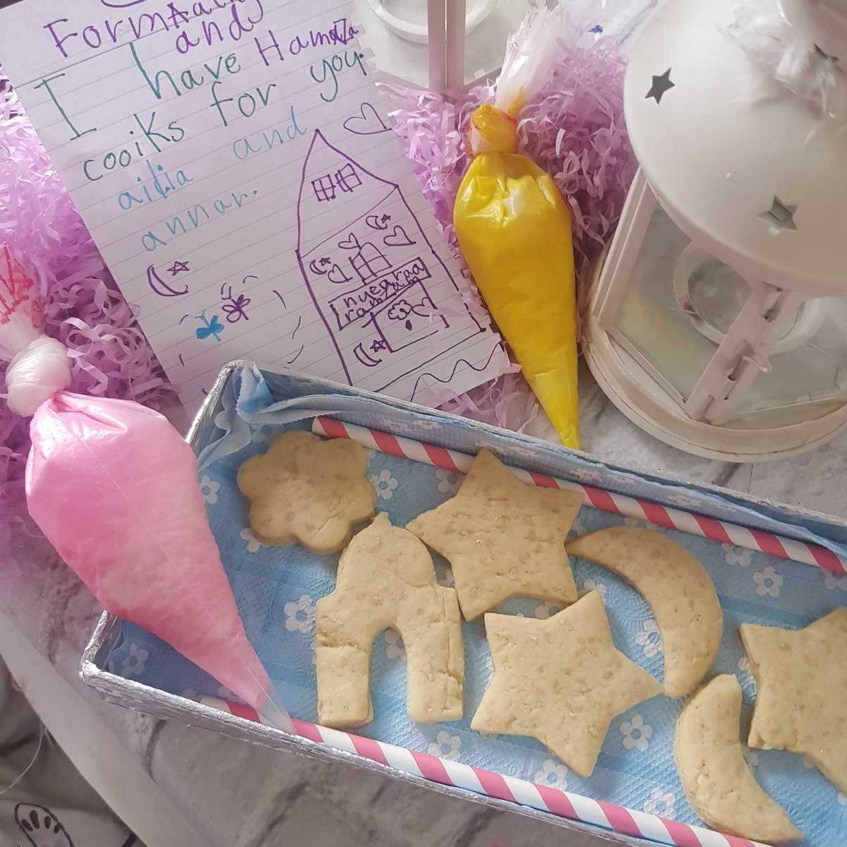 💙Ramadan Kareem💙
Wow it's been ages since I last baked! Felt great to make something special with my little one. 
This is for our fav neighbor.

#DIYcookiekit