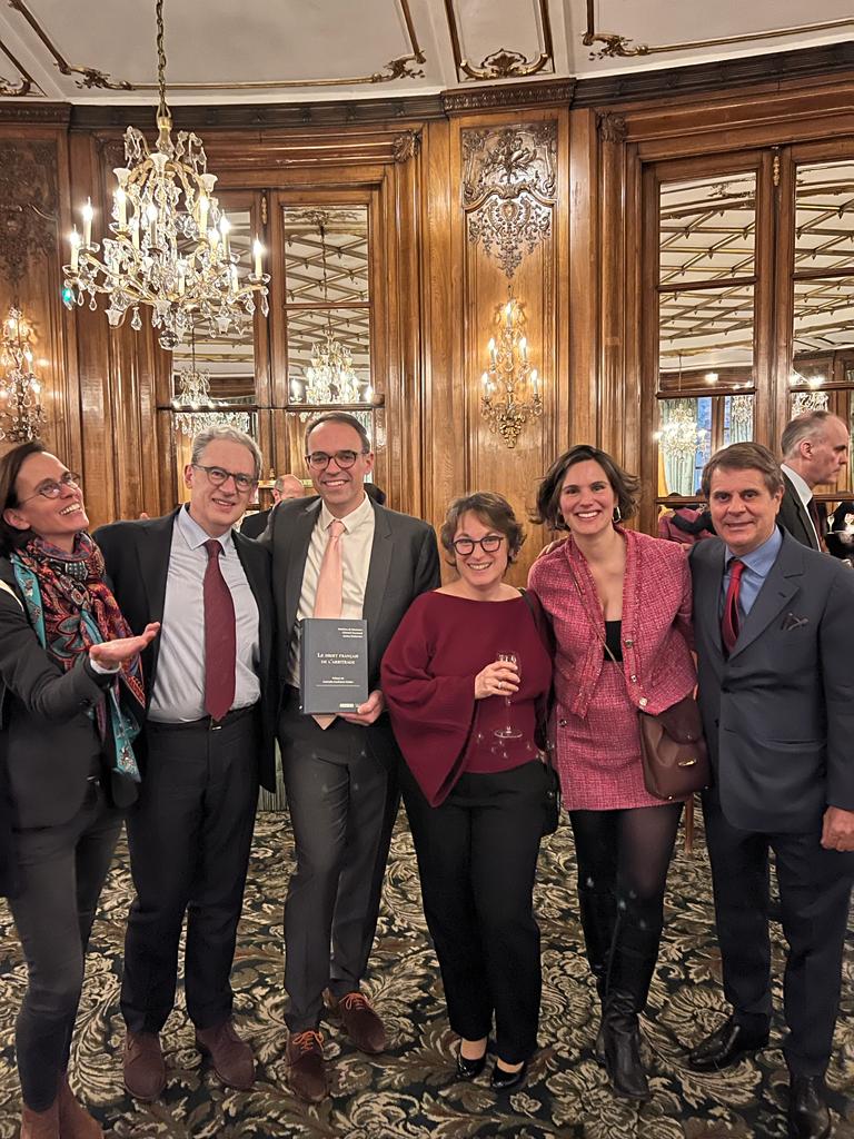 « Le droit français de l’arbitrage » est un ouvrage de référence pour les professionnels du droit spécialisés en arbitrage. Réalisé par Matthieu de Boissésson, Clément Fouchard et Jessica Madesclair, il est le fruit de 5 années de recherches et d'une grande expertise.