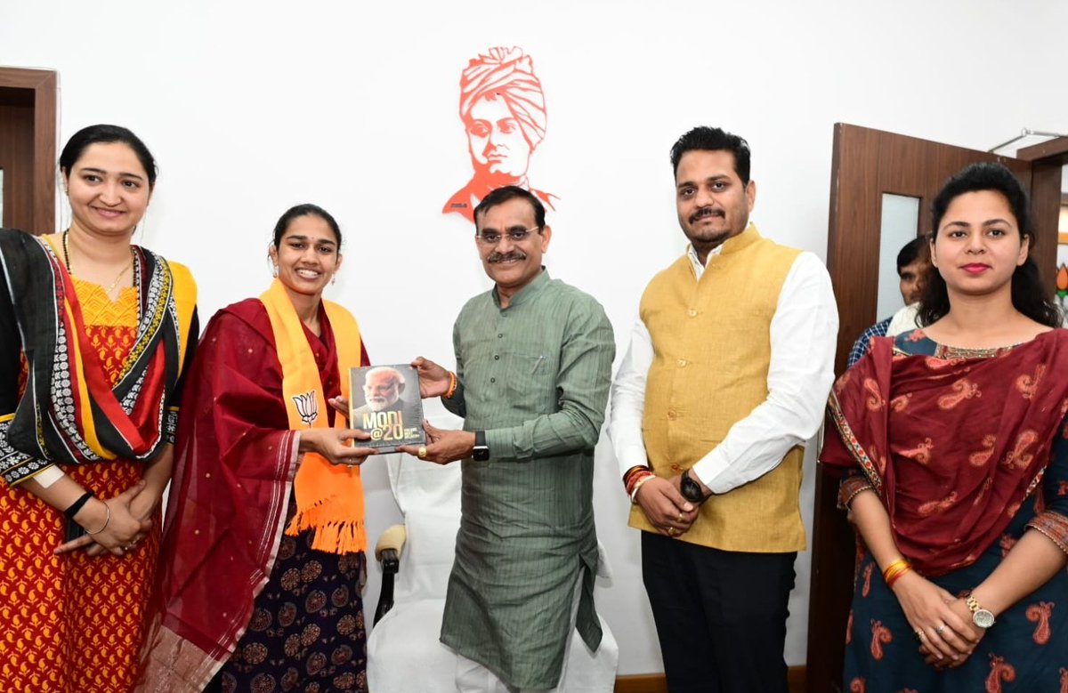 vdsharmabjp's tweet photo. अंतर्राष्ट्रीय महिला पहलवान एवं @BJYM की राष्ट्रीय कार्यसमिति सदस्य @BabitaPhogat जी से आज @BJP4MP कार्यालय भोपाल में भेंट हुई। इस अवसर पर उन्हें प्रधानमंत्री श्री @narendramodi  जी पर लिखी गई पुस्तक ‘मोदी@20: ड्रीम्स मीट डिलीवरी’ भेंट की। https://t.co/gfbnbz2kHs