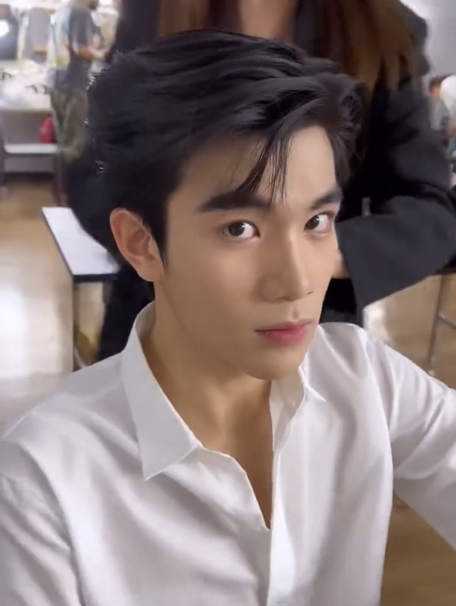 crushon9x's tweet photo. อ้ยน้องโฟร์ทค้าบ ~ 🥹🤏🏻 มองกล้องตาแป๋วแน้วก้ส่งจุ๊บให้กล้อง โฮร ทั้งน่ารักทั้งหล่อ 5วินาทีคือทั้งหล่อทั้งน่ารัก น้องโฟ้ทเก่งอะ ฮืออออ เชิ้ตขาวอีก อ้ยหล่อม้าก ! 🫠🫶🏻

@tawattannn 
#Fourthnattawat #โฟร์ทณัฐวรรธน์ https://t.co/A8r3wRiArM