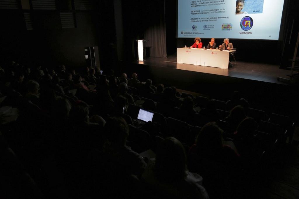 socialdiba's tweet photo. Comencem ara la tercera taula “Promoció del benestar emocional des de les polítiques públiques” amb @magdacas,  directora del Pacte Nacional de @salutmental_CAT, @llorenst  coordinadora de @SocialDiba i @GemmaTarafa regidora de Salut, Envelliment i Cures de @bcn_ajuntament. https://t.co/JxMy0TvLo6