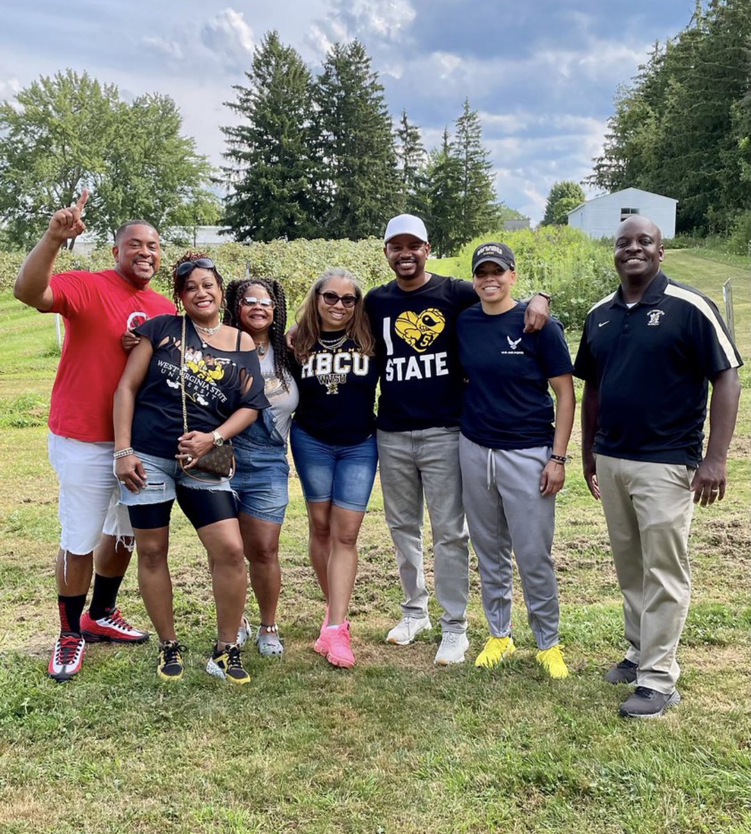 WVSUAlumni's tweet photo. Cleveland Crew! Alumni chapter picnic- 2022. We hope to see you all at the national conference. VOTE🐝 VOTE🐝VOTE🐝 #RYSWVSU https://t.co/597e7A4QWr