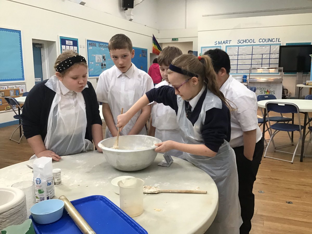MRPAyear5a's tweet image. Baking Anglo-Saxon inspired bread! @MRPA_DesignTech