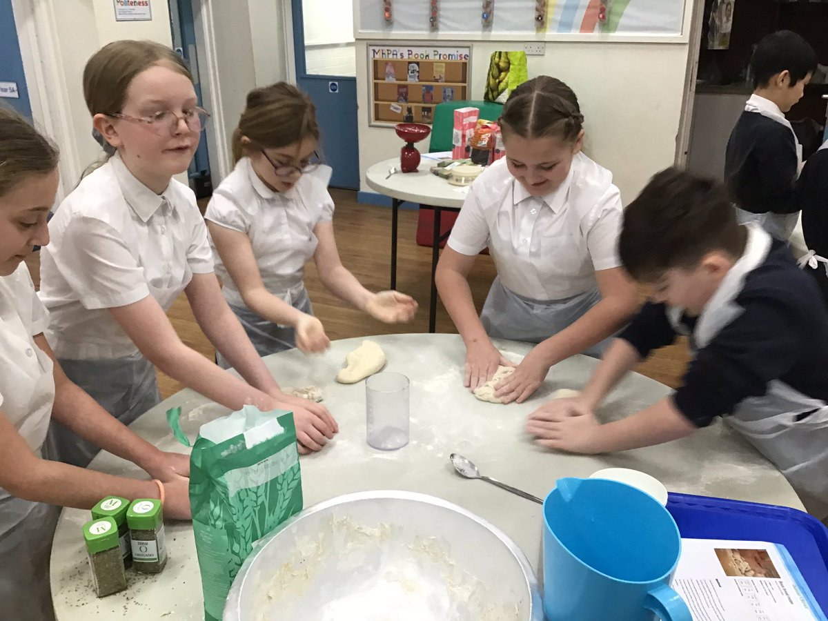 MRPAyear5a's tweet image. Baking Anglo-Saxon inspired bread! @MRPA_DesignTech