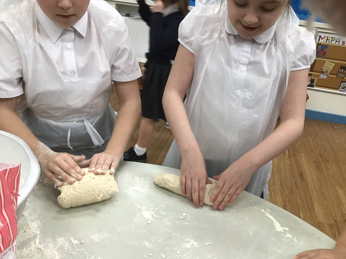 MRPAyear5a's tweet image. Baking Anglo-Saxon inspired bread! @MRPA_DesignTech