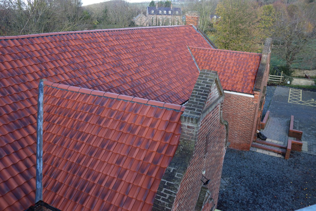 drrenlim's tweet photo. New roof at Brantingham Village Hall thanks to the generosity of #nationallottery #fcccommunityfoundation and local donors. Great job #kassroofingltd #villagehalls #communitybuilding #community https://t.co/mrYDln7L6t