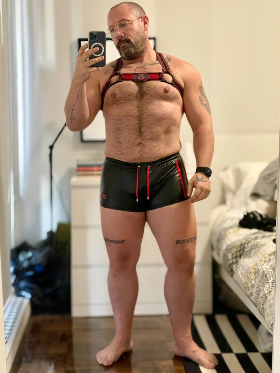 allthatsmartazz's tweet photo. Another fit that didn’t get to make its debut last weekend. Maybe this weekend? #ThirstyThursday #harness #shortshorts #gay #gaymuscle #bottomera https://t.co/2Gj5aAEaNv