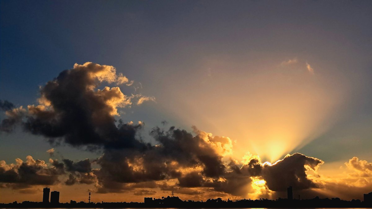 Amanecer desde Guaynabo <a href="/DeborahTiempo/">Deborah Martorell</a>