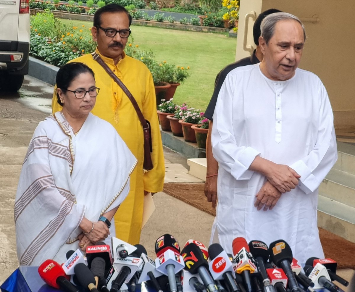 AdarshKRout's tweet photo. West Bengal CM @MamataOfficial meets Odisha CM @Naveen_Odisha at Naveen Niwas.
#NaveenPatnaik #MamataBanerjee #bjd #TMC https://t.co/zFTffvBH46