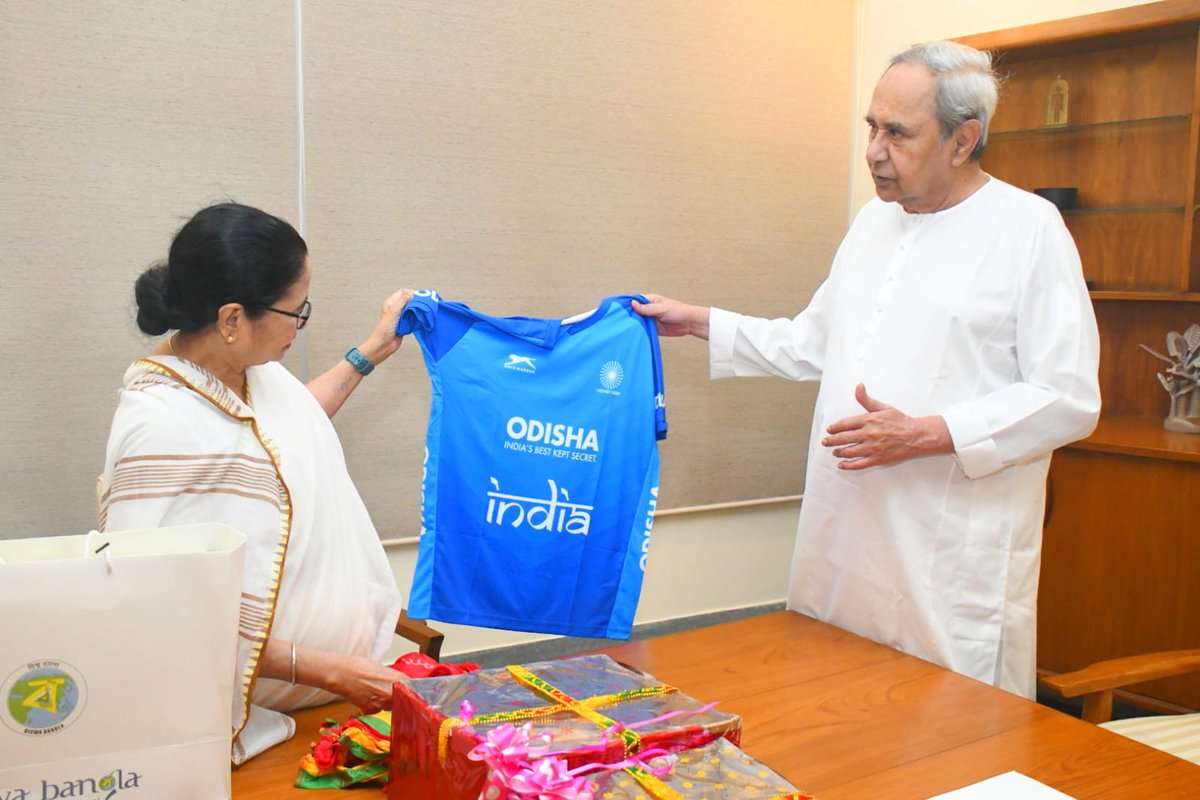 AdarshKRout's tweet photo. West Bengal CM @MamataOfficial meets Odisha CM @Naveen_Odisha at Naveen Niwas.
#NaveenPatnaik #MamataBanerjee #bjd #TMC https://t.co/zFTffvBH46
