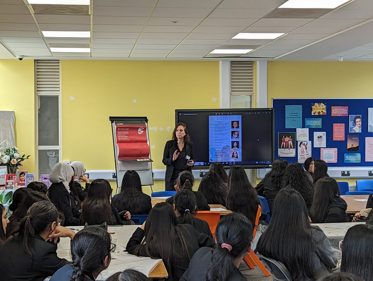 hEdTechteacher's tweet image. Inspirational opening keynote from @swhiteheadsky, @SkyNews at our International Women's Day event. Fab to hear Sarah's journey with the message to "Dream BIG"
Wonderful to have students from @nishkamschool
@BaylisCourtSch @edengirlsslough join us, very exciting day ahead
#IWD23