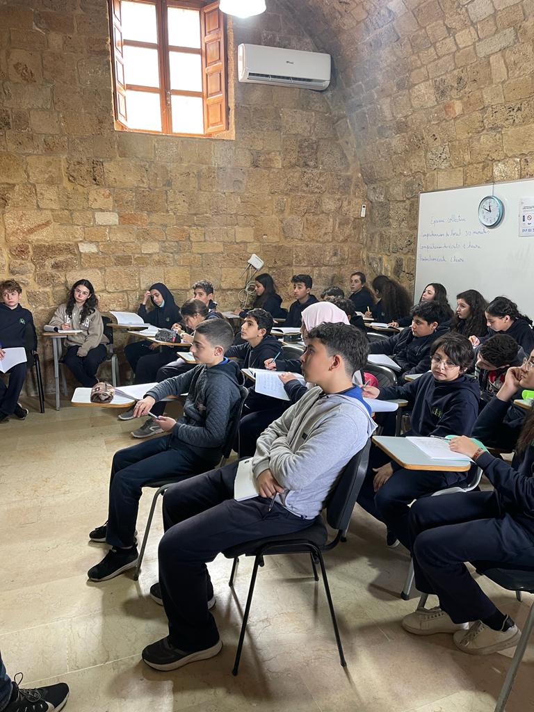 RhhsCollegeFR's tweet photo. Dans le cadre des activités du mois de la francophonie, une rencontre si enrichissante s’est déroulée à Khan El Franj avec M. Lucas Bieuvelet pour raconter aux élèves des EB7(A/B) l’histoire de l’immigration en France. @RHHS_Saida @RHHSInterD https://t.co/XUaO6QVThS