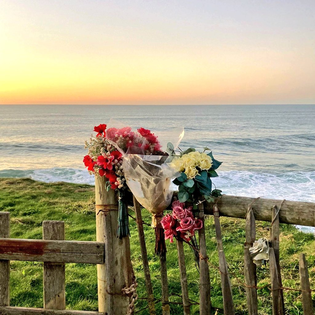 사람은
오래 살면 늙기 마련이다

하지만
늙는 것을 좋아하지는 않는다

늙었다는 건
그 만큼 오래살았다는 거니까

그리 슬퍼할 것도 아니다
오히려 감사해야 할 일이다..🖊

-지나간다 다지나간다1.2-