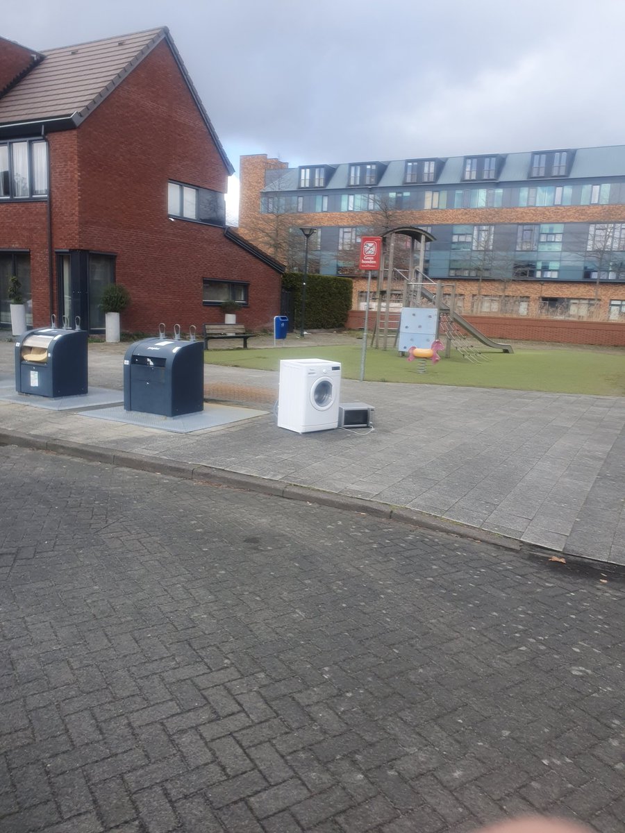 OnleefbrCapelle's tweet image. De containersadoptant kan weer aan de slag in #fascinatio. De eeuwige overlast bij #allsafe daar wordt, als ik goed ben geïnformeerd, 0,0 gehandhaafd door nonwethouder @AnsHartnagel. De overstekende guppen liggen blijkbaar niet zo na aan het hart(nagel).
#capelleaandenijssel