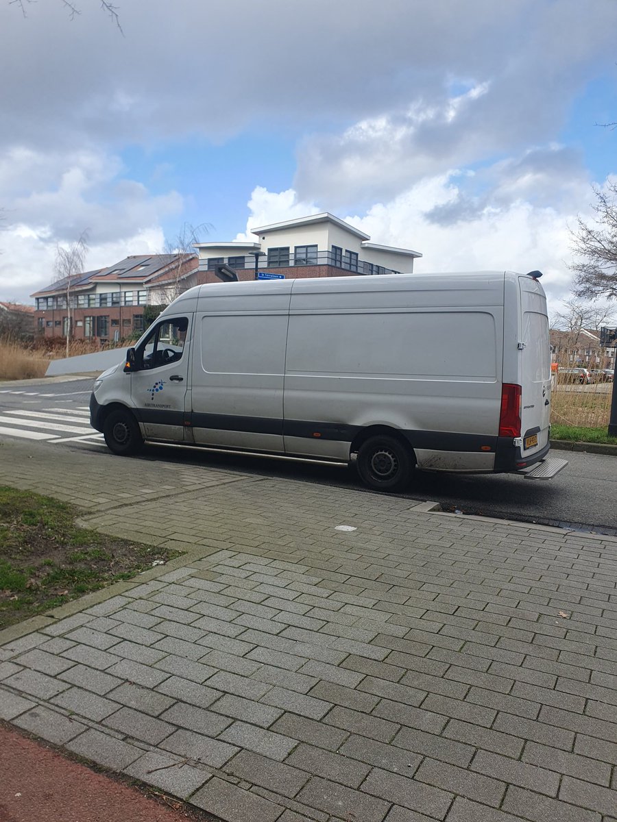 OnleefbrCapelle's tweet image. De containersadoptant kan weer aan de slag in #fascinatio. De eeuwige overlast bij #allsafe daar wordt, als ik goed ben geïnformeerd, 0,0 gehandhaafd door nonwethouder @AnsHartnagel. De overstekende guppen liggen blijkbaar niet zo na aan het hart(nagel).
#capelleaandenijssel