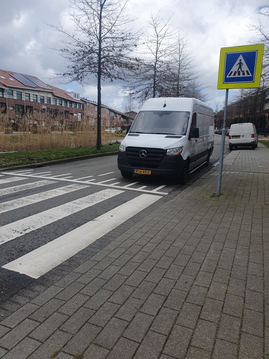 OnleefbrCapelle's tweet image. De containersadoptant kan weer aan de slag in #fascinatio. De eeuwige overlast bij #allsafe daar wordt, als ik goed ben geïnformeerd, 0,0 gehandhaafd door nonwethouder @AnsHartnagel. De overstekende guppen liggen blijkbaar niet zo na aan het hart(nagel).
#capelleaandenijssel