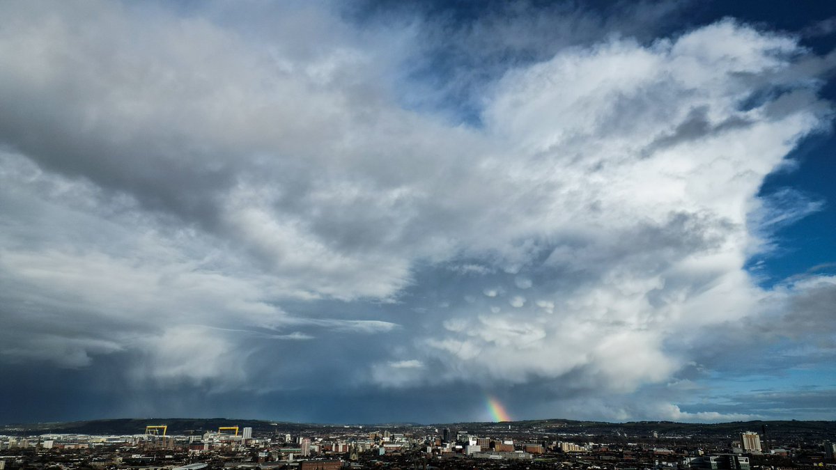 DeeoreRT's tweet photo. Absolutely unreal sky in Belfast this Afternoon!  Absolutely breathtaking . @barrabest @angie_weather @WeatherCee @Met4CastUK @severeweatherEU @bbcniweather @bbcnewsline https://t.co/IfhfSYOg6g