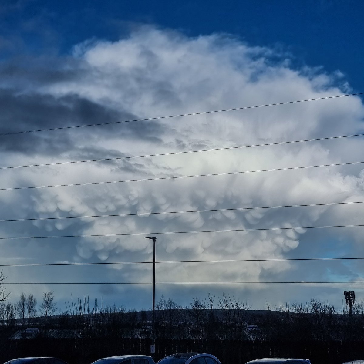 DeeoreRT's tweet photo. Absolutely unreal sky in Belfast this Afternoon!  Absolutely breathtaking . @barrabest @angie_weather @WeatherCee @Met4CastUK @severeweatherEU @bbcniweather @bbcnewsline https://t.co/IfhfSYOg6g