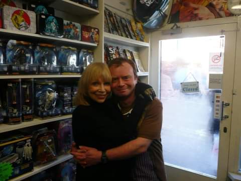 JamesBond0066's tweet image. ...#TBThursday Cuddles with the #Adorable @ManningOfficial Having recently purchased her entire era on blu ray DVD, looking back 11 years to meeting her at Galaxy 4 in Sheffield. The shop has gone, but the memory happily still remains! #JoGrant #DoctorWho