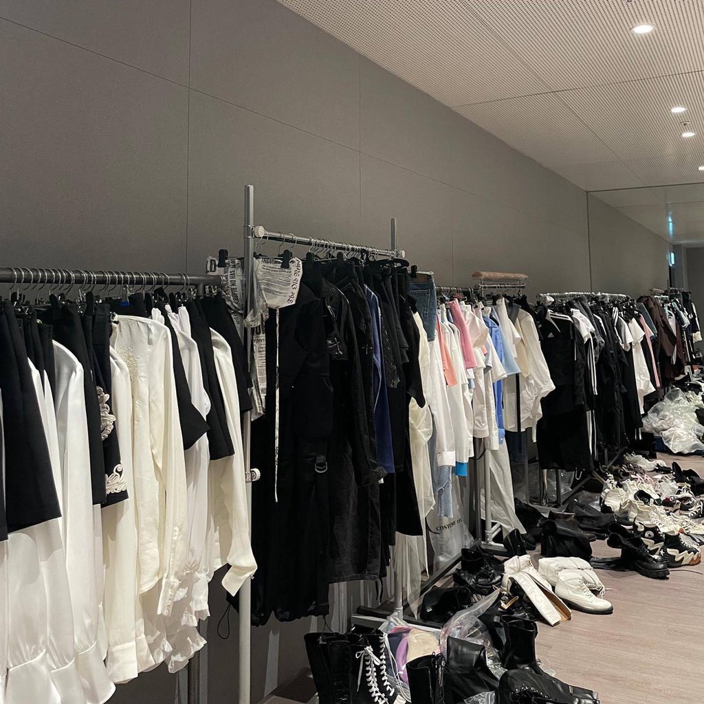rookieski_'s tweet photo. 230313 #SMTR

[🌰] SM Trainees’ SHOWCASE
D-3
We're working hard on it's getting ready👍
Today's outfit fitting 👗

#SMTR 
#NewDevelopment #TrainingUnit https://t.co/wfAfvBTB3e