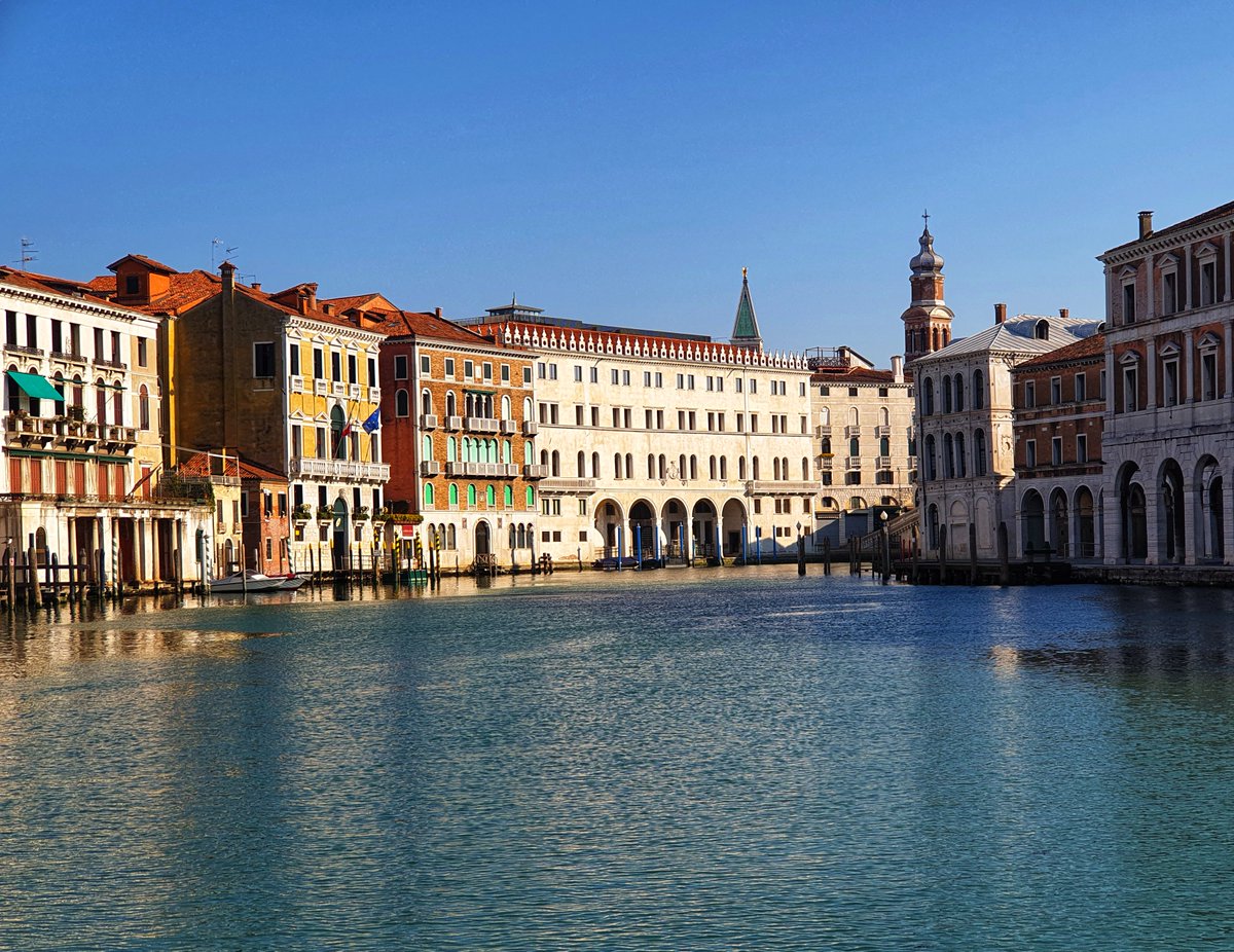 #VeneziaPerImmagini

📸 Buongiorno con questa veduta sul Canal Grande di Giovanni Busetto

☀️ Buon venerdì #23marzo 

@DetourismVenice <a href="/veneziaunica/">Venezia Unica</a> <a href="/TurismoVeneto/">Visit Veneto</a>