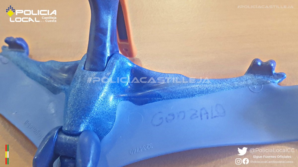 PoliciaLocalcc's tweet photo. En nuestra sección de #ObjetosPerdidos se encuentra este dinosaurio.
Nos lo hace llegar una persona, preocupada por el #peque (Gonzalo) que pudiera haberselo dejárselo olvidado.
#PoliciaCastilleja https://t.co/mOejbVE8xS