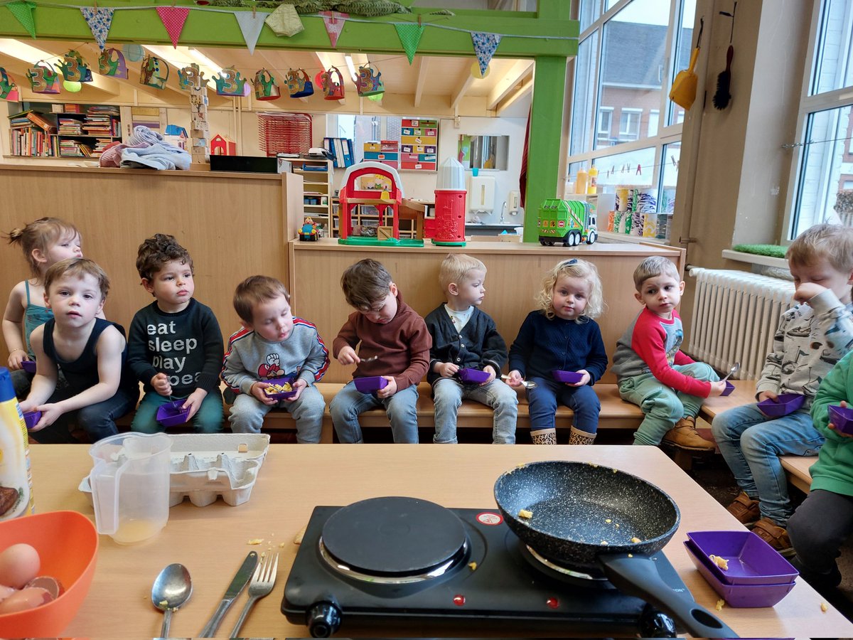 juf_elien's tweet photo. Eitjes bakken en proeven #ontbijt #themakip #bijnapasen #trapleerke https://t.co/B6LaSje1Gi