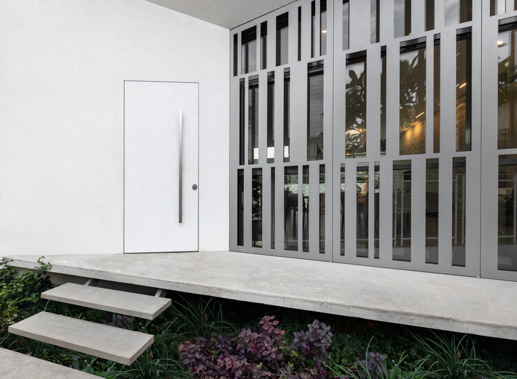 An interesting pattern is present on the exterior of this #modernhome. #coolhomes  cpix.me/a/166120957