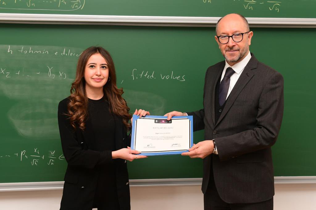arsemakademi's tweet photo. Prof.Dr. Selim YILDIRIM hocamız tarafından verilen R ile EKONOMETRİ eğitimimiz tamamlanmış katılımcılarımız katılım belgelerini Anadolu Üniversitesi Rektörü Prof.Dr. Fuat ERDAL hocamızdan almışlardır.
#arsem #arsemakademi #araştırmaseminerleri #anadoluüniversitesi #r #ekonometri https://t.co/z1LVy0NoZg