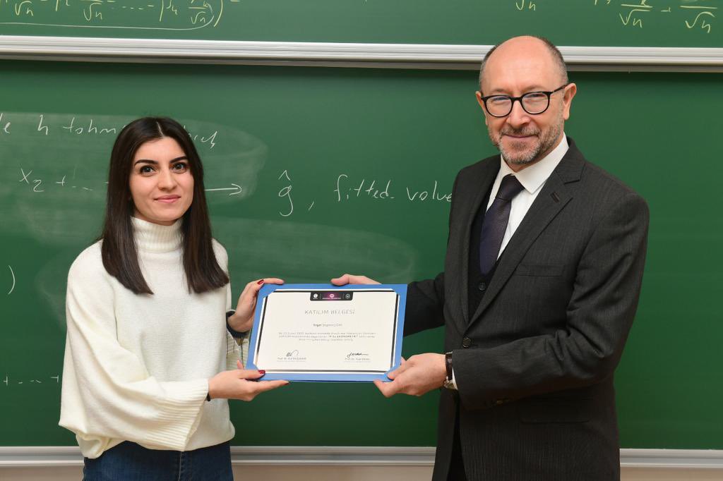 arsemakademi's tweet photo. Prof.Dr. Selim YILDIRIM hocamız tarafından verilen R ile EKONOMETRİ eğitimimiz tamamlanmış katılımcılarımız katılım belgelerini Anadolu Üniversitesi Rektörü Prof.Dr. Fuat ERDAL hocamızdan almışlardır.
#arsem #arsemakademi #araştırmaseminerleri #anadoluüniversitesi #r #ekonometri https://t.co/z1LVy0NoZg