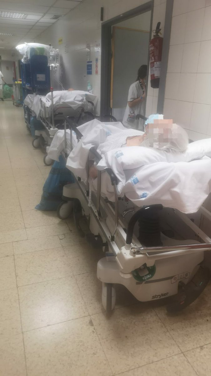 La urgencia de La Paz vuelve a estar colapsada.109 pacientes para 65 camas. Varios pacientes en el pasillo. Ellos no merecen esto,y nosotros #NoSeremosCómplices del maltrato que sufren

<a href="/IdiazAyuso/">Isabel Díaz Ayuso</a> <a href="/eruizescudero/">Enrique Ruiz Escudero</a> <a href="/Monica_Garcia_G/">Mónica García</a>
<a href="/juanlobato_es/">Juan Lobato</a> <a href="/AleJacintoUrang/">Alejandra Jacinto</a>
<a href="/FelixLopez_Rey/">Félix López-Rey 📢</a>