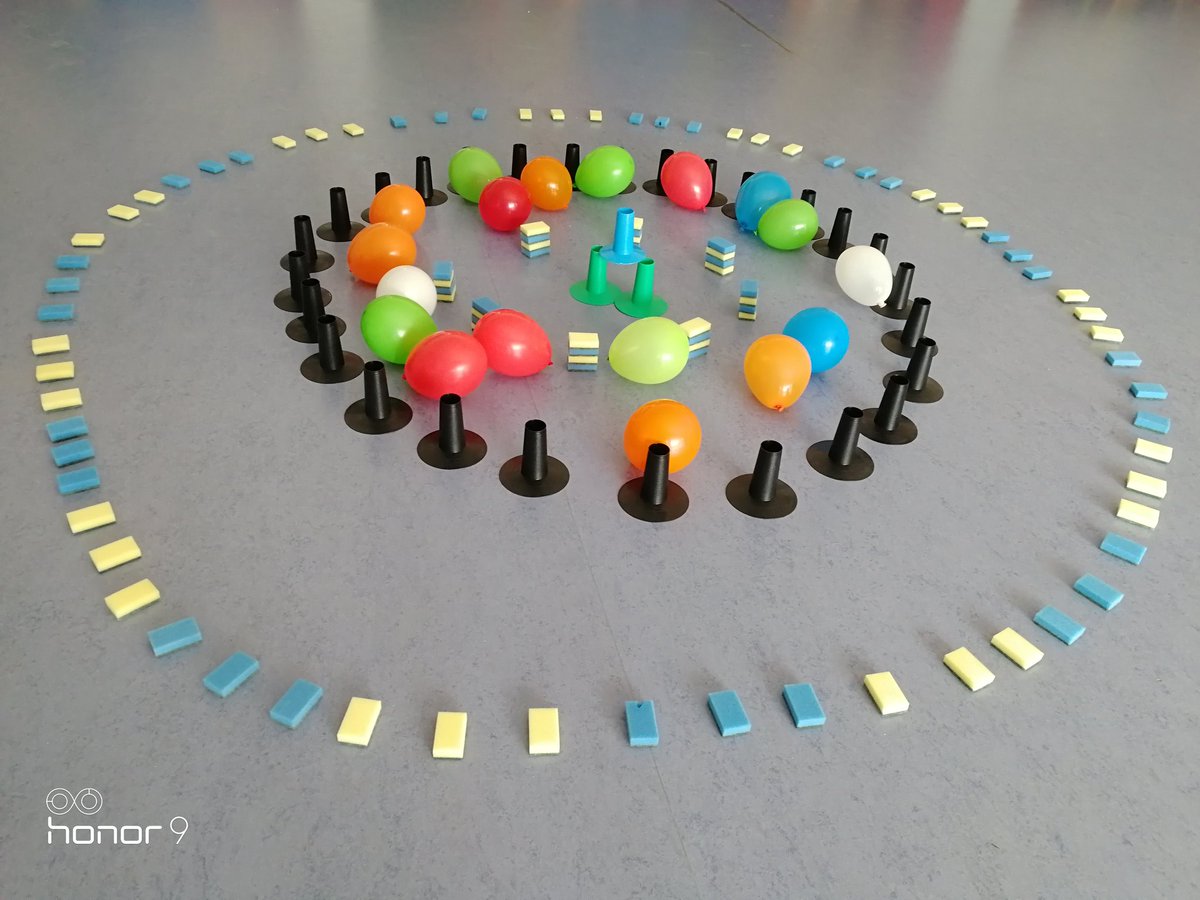 I la tercera de la setmana, instal·lació de joc a <a href="/IEVirolet/">INSTITUT ESCOLA VIROLET</a>, impressionant el que arriben a crear i jugar els infants amb la proposta de 3 materials. <a href="/GREP_UAB/">GREP_UAB</a>