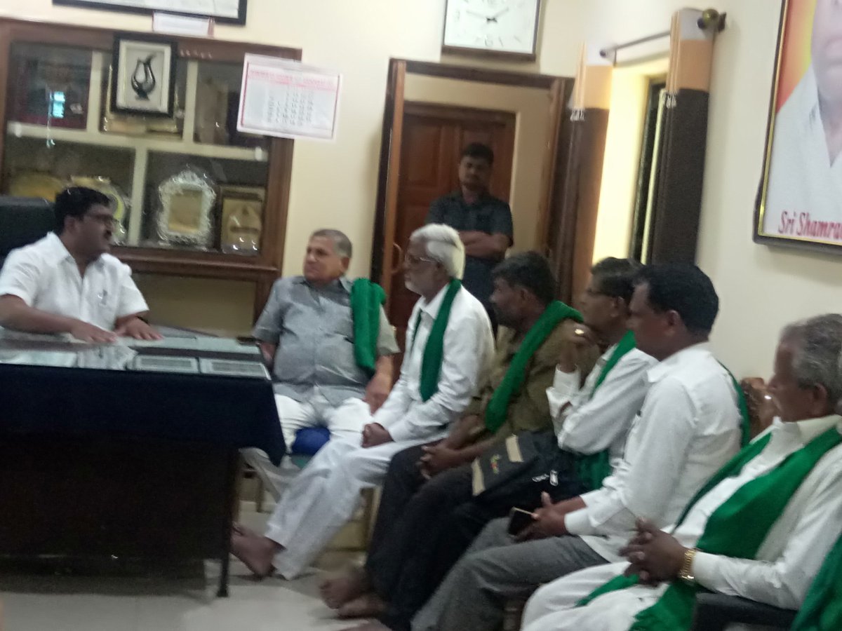 AraliMlc's tweet photo. ಇಂದು ನನ್ನ ಕಛೇರಿ ಗೆ ರೈತಪರ ಸಂಘಟನೆಯ ಪದಾಧಿಕಾರಿಗಳು ಆಗಮಿಸಿ ತಮ್ಮ ಸಮಸ್ಯೆಗಳ ಬಗ್ಗೆ ಚರ್ಚಿಸಿದರು ತಕ್ಷಣ ಸಂಬಂಧ ಪಟ್ಟ ಅಧಿಕಾರಿಗಳನ್ನು ಸಂಪರ್ಕಿಸಿ ಕೂಡಲೇ ತಮ್ಮ ಸಮಸ್ಯೆ ಬಗ್ಗೆ ಹರಿಸಿದರು https://t.co/wahhoIJnuU
