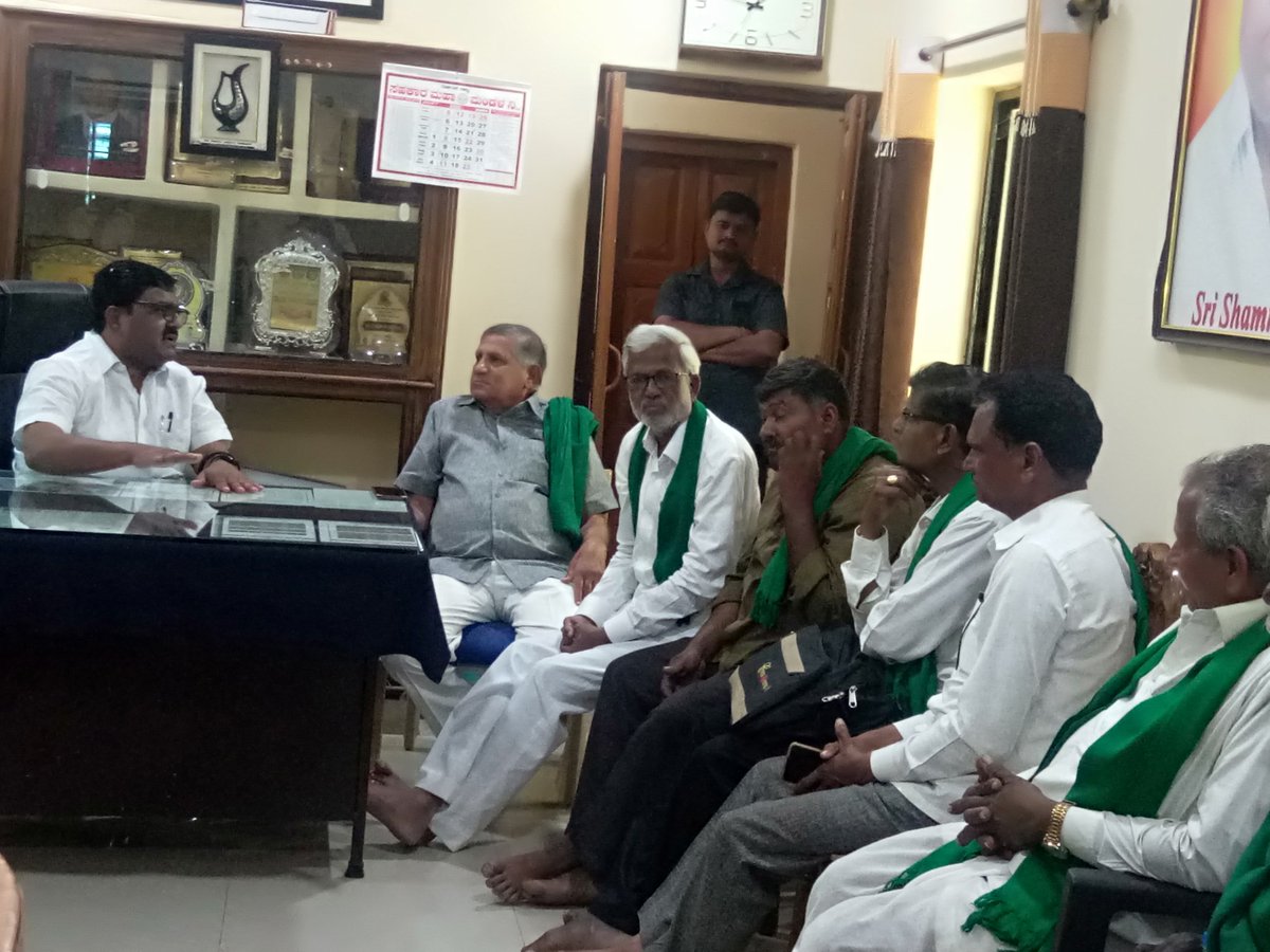 AraliMlc's tweet photo. ಇಂದು ನನ್ನ ಕಛೇರಿ ಗೆ ರೈತಪರ ಸಂಘಟನೆಯ ಪದಾಧಿಕಾರಿಗಳು ಆಗಮಿಸಿ ತಮ್ಮ ಸಮಸ್ಯೆಗಳ ಬಗ್ಗೆ ಚರ್ಚಿಸಿದರು ತಕ್ಷಣ ಸಂಬಂಧ ಪಟ್ಟ ಅಧಿಕಾರಿಗಳನ್ನು ಸಂಪರ್ಕಿಸಿ ಕೂಡಲೇ ತಮ್ಮ ಸಮಸ್ಯೆ ಬಗ್ಗೆ ಹರಿಸಿದರು https://t.co/wahhoIJnuU