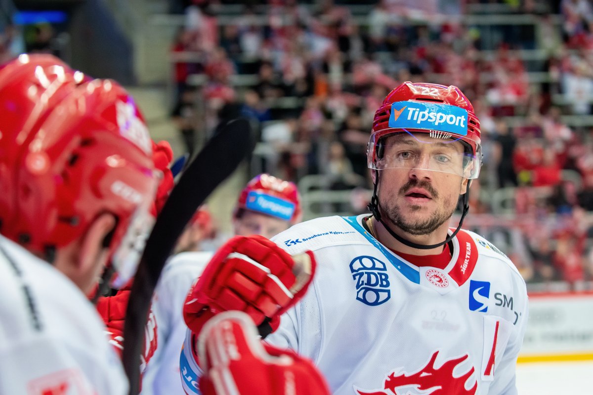 MichalSamiec's tweet photo. Útočník Vladimír #Dravecký dnes jako pátý hráč v historii @hcocelaricz odehrál za klub stý zápas v play off #TELH.
Zápasy v play off za Třinec:
138 - Jiří Polanský
131 - Erik Hrňa
109 - Martin Růžička
105 - Martin Adamský
100 - Vladimír Dravecký
98 - Milan Doudera
📷 L. Filipec https://t.co/pn3QErgOvj