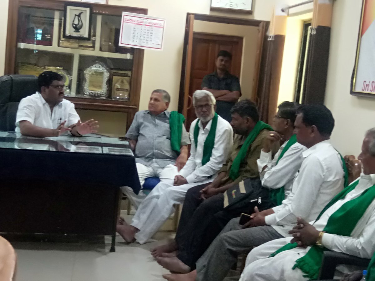 AraliMlc's tweet photo. ಇಂದು ನನ್ನ ಕಛೇರಿ ಗೆ ರೈತಪರ ಸಂಘಟನೆಯ ಪದಾಧಿಕಾರಿಗಳು ಆಗಮಿಸಿ ತಮ್ಮ ಸಮಸ್ಯೆಗಳ ಬಗ್ಗೆ ಚರ್ಚಿಸಿದರು ತಕ್ಷಣ ಸಂಬಂಧ ಪಟ್ಟ ಅಧಿಕಾರಿಗಳನ್ನು ಸಂಪರ್ಕಿಸಿ ಕೂಡಲೇ ತಮ್ಮ ಸಮಸ್ಯೆ ಬಗ್ಗೆ ಹರಿಸಿದರು https://t.co/wahhoIJnuU