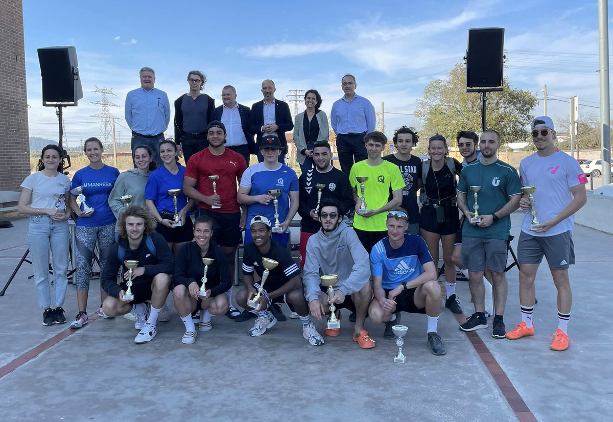 ajmanresa's tweet photo. ⚽️🏀 Èxit de participació a la primera Diada Esportiva Universitària de @CampusManresa amb 330 inscrits 🏆 Han lliurat els premis l’alcalde de #Manresa @marc_aloy i els regidors @josepgili i @ToniMassegucalv 👉 Enhorabona a tots i totes Ies participants! https://t.co/yTHBAGJDy4
