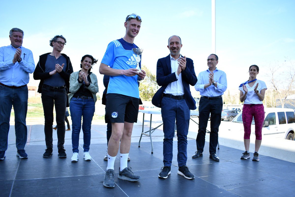 ajmanresa's tweet photo. ⚽️🏀 Èxit de participació a la primera Diada Esportiva Universitària de @CampusManresa amb 330 inscrits 🏆 Han lliurat els premis l’alcalde de #Manresa @marc_aloy i els regidors @josepgili i @ToniMassegucalv 👉 Enhorabona a tots i totes Ies participants! https://t.co/yTHBAGJDy4