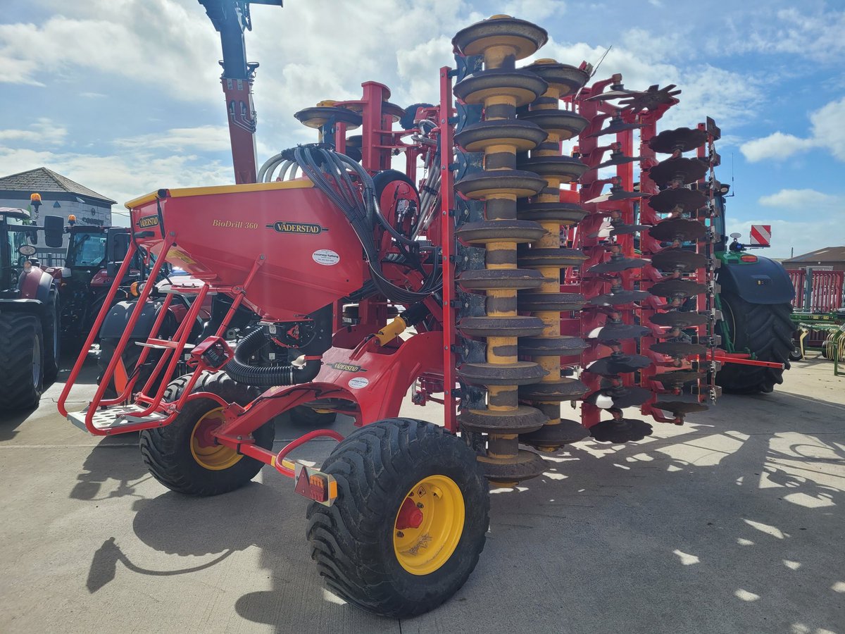 cfmachineryco's tweet photo. CM Farms in today while the sun was out collecting their new Vaderstad BioDrill 360 fitted to their Vaderstad Carrier 525XL. 

A very tidy outfit👌

Best wishes John and Conor and thanks for the continued business🤝

#vaderstad #biodrill #cooneyfurlongmachinery https://t.co/5TGVrSSCah