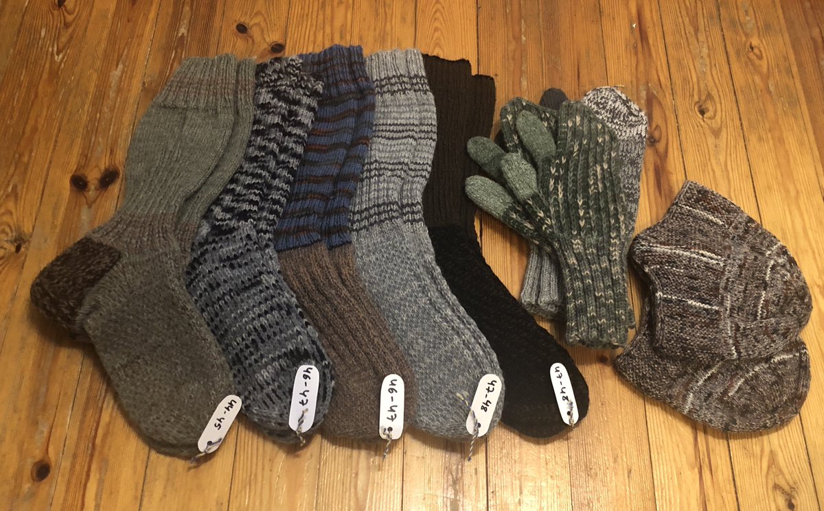 Vein tänään 5 paria villasukkia kokoja 44-48, 2 paria ampujanlapasia sekä 2 kypäränaluspipoa keräyspaikalle. Yhteen sukkapariin menee n. 200 g lankaa. Hyvin uppoaa jämälangat uusien lankojen sekaan. #SlavaUkraini