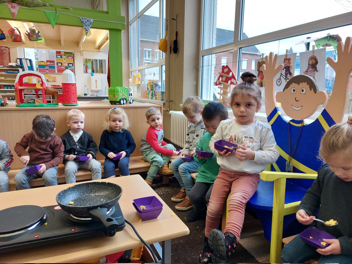 juf_elien's tweet photo. Eitjes bakken en proeven #ontbijt #themakip #bijnapasen #trapleerke https://t.co/B6LaSje1Gi
