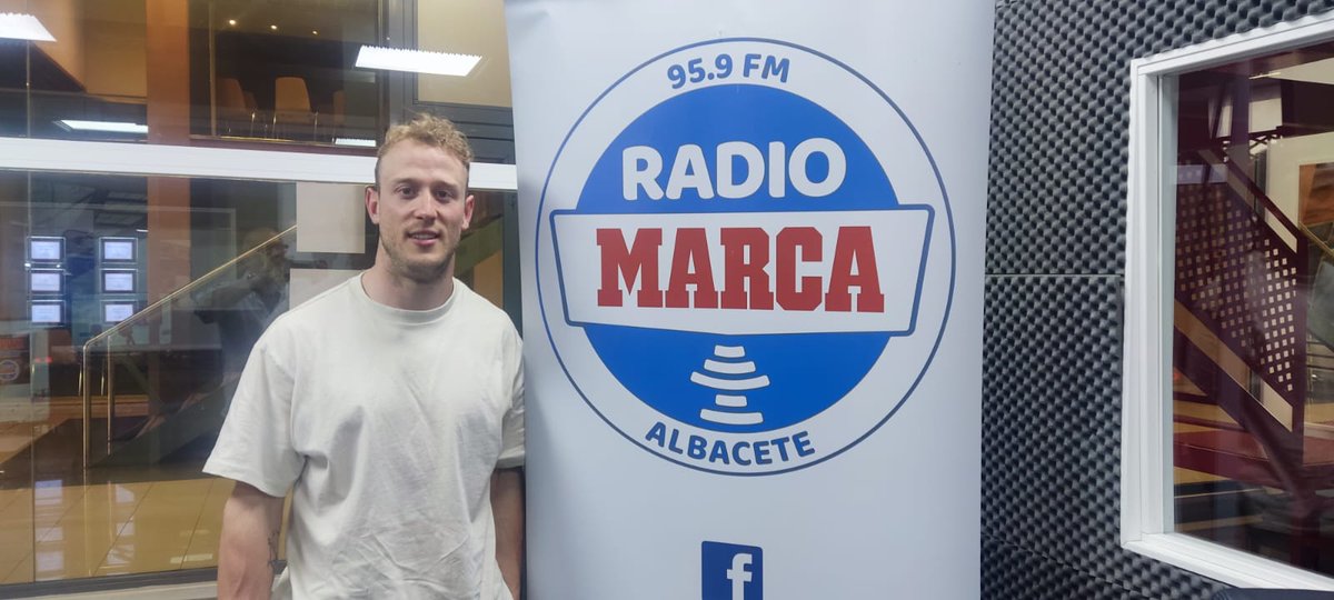 RadioMarcaAB's tweet photo. 🚨Marca Castelo (23/03)
🎙️ Alfonso López
🤩 @Jesus_Arenas_  #GachasComedy
⚽ @JDubasin  en rueda de prensa
🚴‍♂️  @PepeMoSa 
🔝 Kike Casaponsa
🏀 MARCANASTAS
➡️ @coachvarela en la previa del @AlbaceteBasket
🚗 @PeugeotProvecar 

🎧https://t.co/pyn1XXEW2u 
🎞️ https://t.co/PnDknXurbm https://t.co/7tSFhPZ0x6