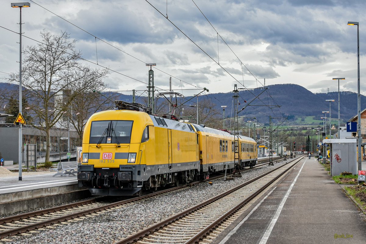 Patrick_Spotter's tweet image. #DBNetz 182 535 mit dem #Messbeiwagen und als Schlusslicht den #Versorgungssteuerwagen 721 101, bei einer zufälligen Sichtung bei der Durchfahrt in #Metzingen (Württ) kommend aus #Tübingen in Fahrtrichtung Plochingen.

#Gelbegefahr #BR182 #Bahn #Systemtechnik #Zug #Fahrwegmessung