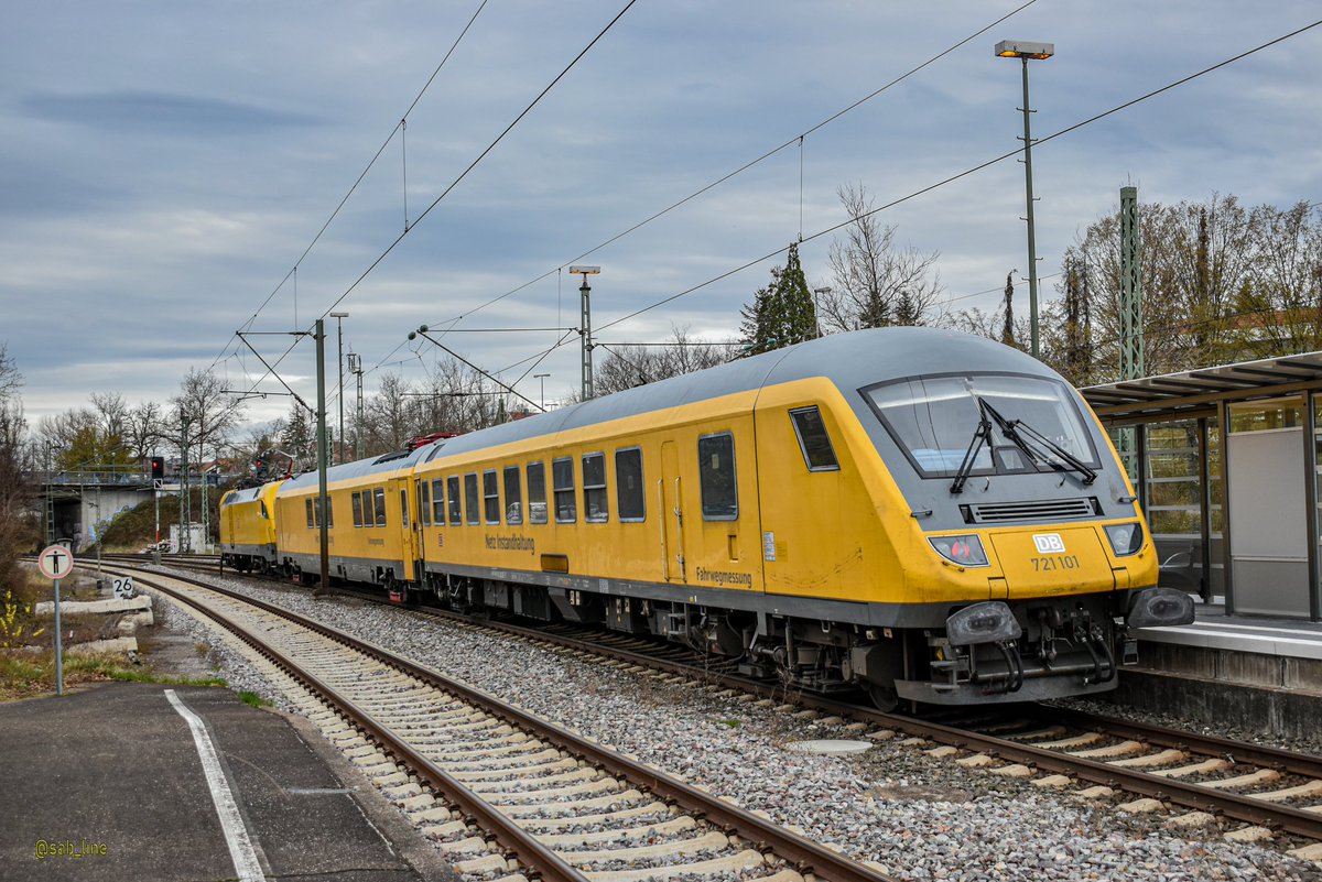 Patrick_Spotter's tweet image. #DBNetz 182 535 mit dem #Messbeiwagen und als Schlusslicht den #Versorgungssteuerwagen 721 101, bei einer zufälligen Sichtung bei der Durchfahrt in #Metzingen (Württ) kommend aus #Tübingen in Fahrtrichtung Plochingen.

#Gelbegefahr #BR182 #Bahn #Systemtechnik #Zug #Fahrwegmessung