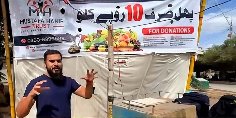 VinodSharmaPK's tweet image. #Sindh
#MustafaHanif has set up a fruit stall infront of jail chorangi #Karachi,where he is selling fruits at a price of only #Rs10/KG .
This initiative is significant bcz fruits are an essential part of breaking the fast during #Ramadan .
Cp