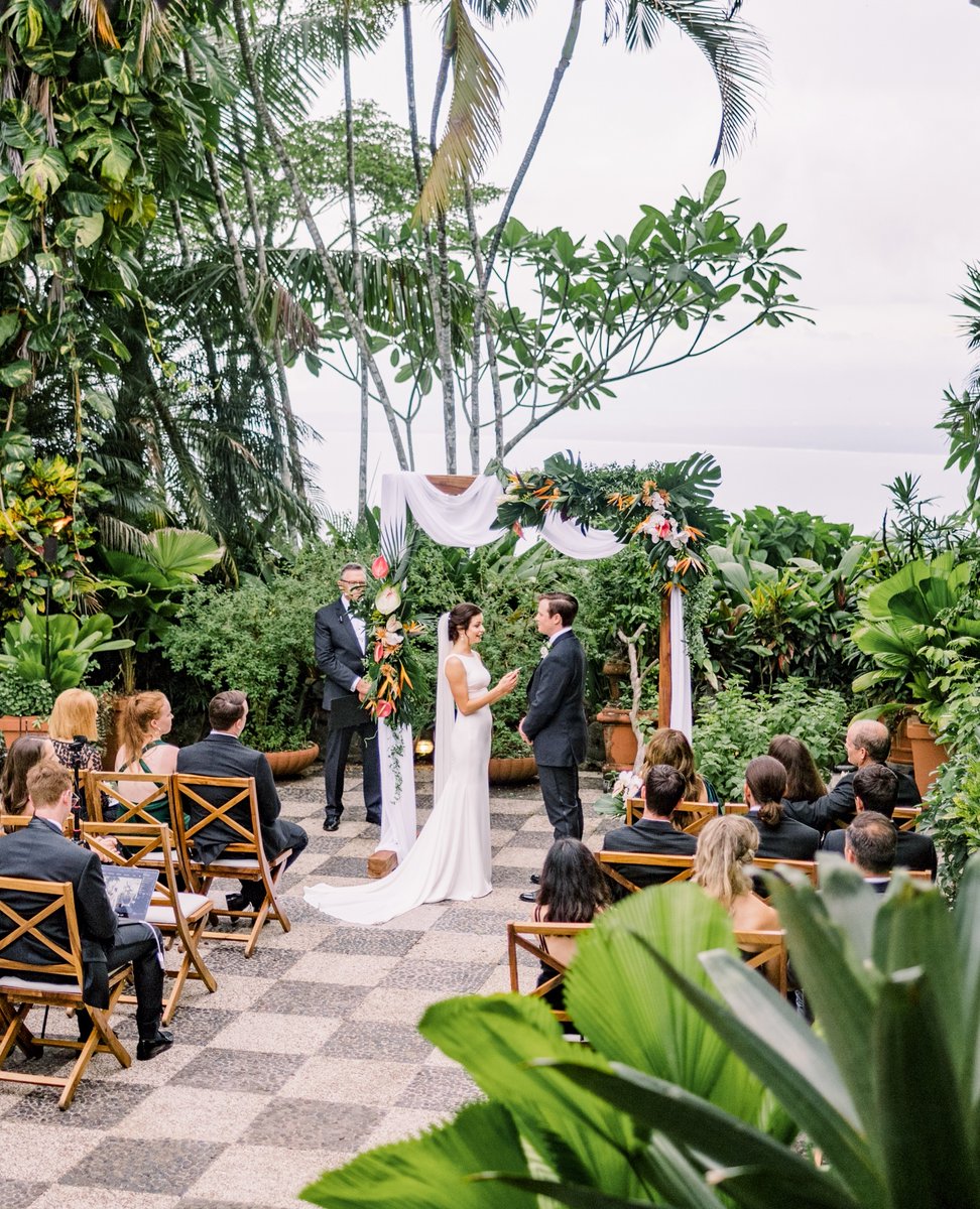 destinationido's tweet image. For Anna and Stafford, months of planning resulted in a breathtaking Costa Rican mountaintop ceremony and a joyous weekend of celebrating love.⁠
⁠⁠
Photographer: @kaylanewsomephotography⁠
Planner: @milbesoscr⁠
Venue: @villacaletas.oficial⁠
Florist: @flores_de_campos⁠