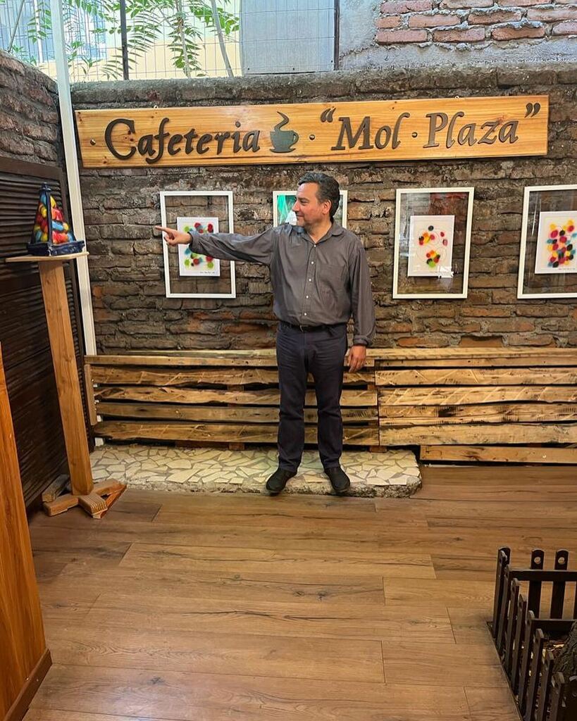 Cafeteria Mol Plaza y la Fundación Profesor José Recabarren inauguraron el miércoles 22 de marzo con una presencia numerosa de visitantes, la primera Exposición de este nuevo espacio para las artes, con la muestra artística del renombrado y querido  escr… instagr.am/p/CqIy9RtOV7z/