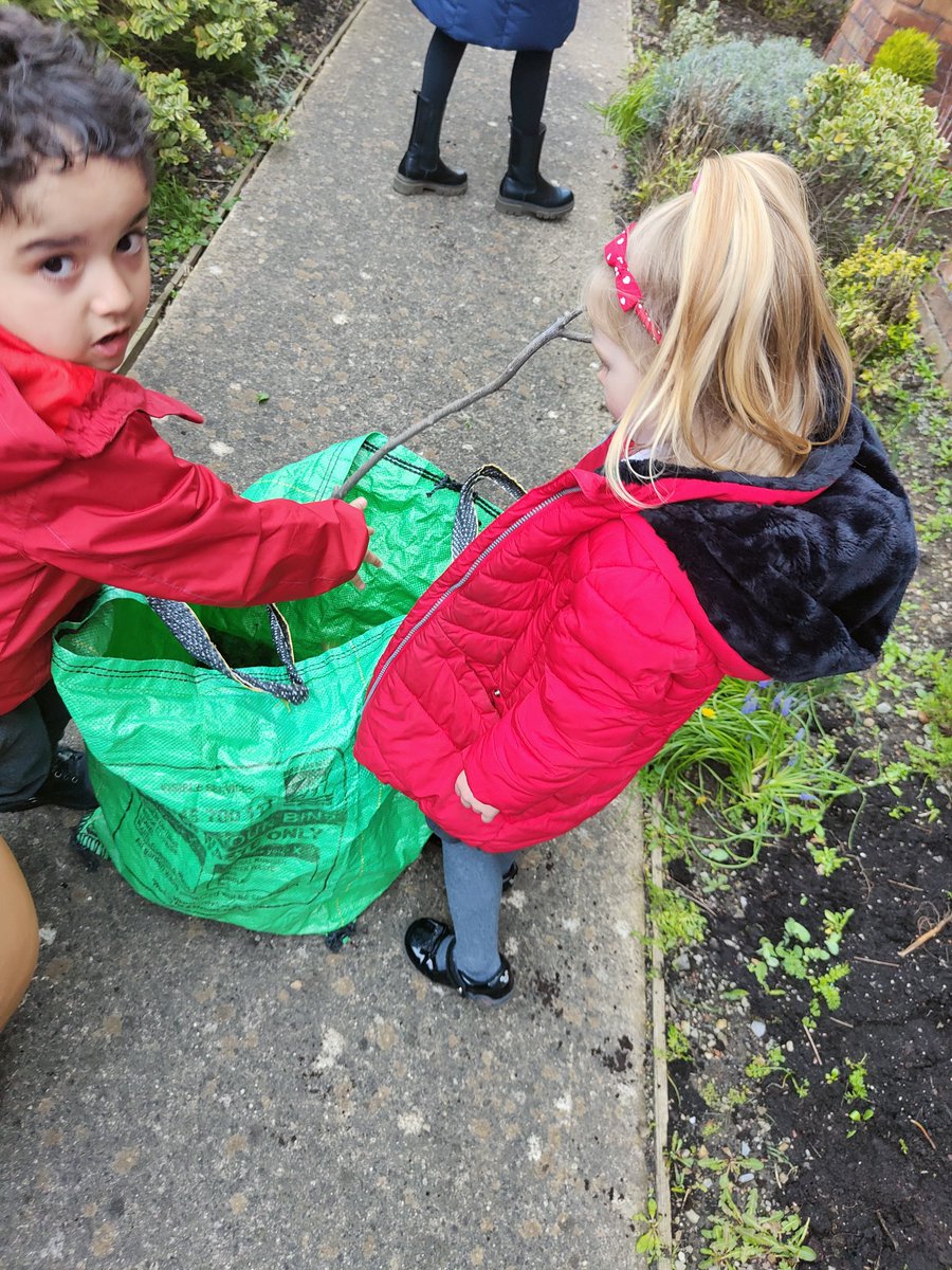 Holtonprimary's tweet photo. Lots of green fingers at @StMarysBarry ๐ท Today we tidied up the garden area, pulling up weeds and fallen leaves and planted some more flowers! We all enjoyed the walk down and were very careful crossing the road ๐ธ #HPSReception #inquiry https://t.co/hdUfvejXLs