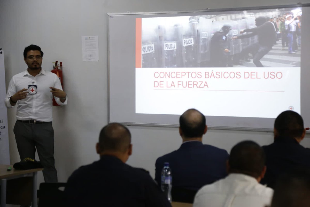 mingobguate's tweet photo. #TransformaciónPolicial | Modelos del Uso de la Fuerza es el tema que policías de Centroamérica y México conocen en el cuarto día del curso Internacional Formador de Formadores el Uso de la Fuerza y Principios Humanitarios que es impartido por Cruz Roja en la #EEPOL de la #PNC. https://t.co/hKHBXc4wJC