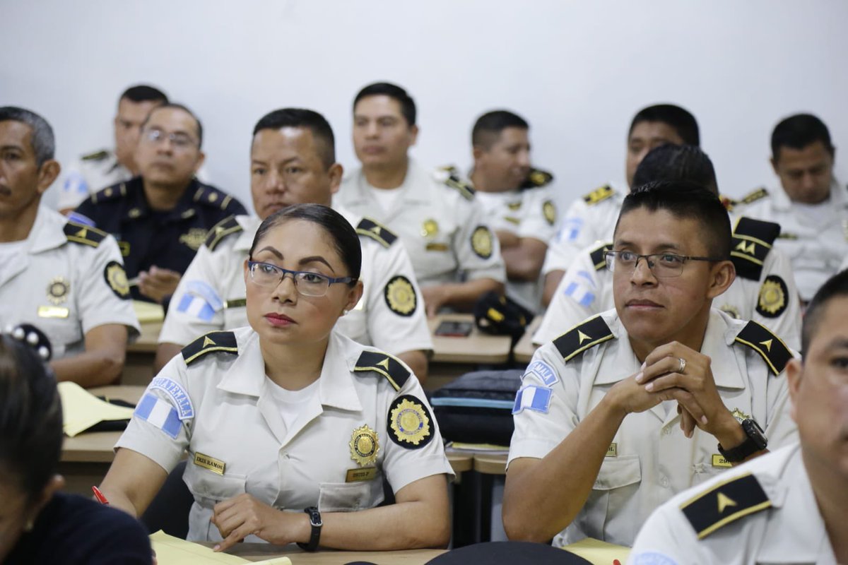 mingobguate's tweet photo. #TransformaciónPolicial | Modelos del Uso de la Fuerza es el tema que policías de Centroamérica y México conocen en el cuarto día del curso Internacional Formador de Formadores el Uso de la Fuerza y Principios Humanitarios que es impartido por Cruz Roja en la #EEPOL de la #PNC. https://t.co/hKHBXc4wJC